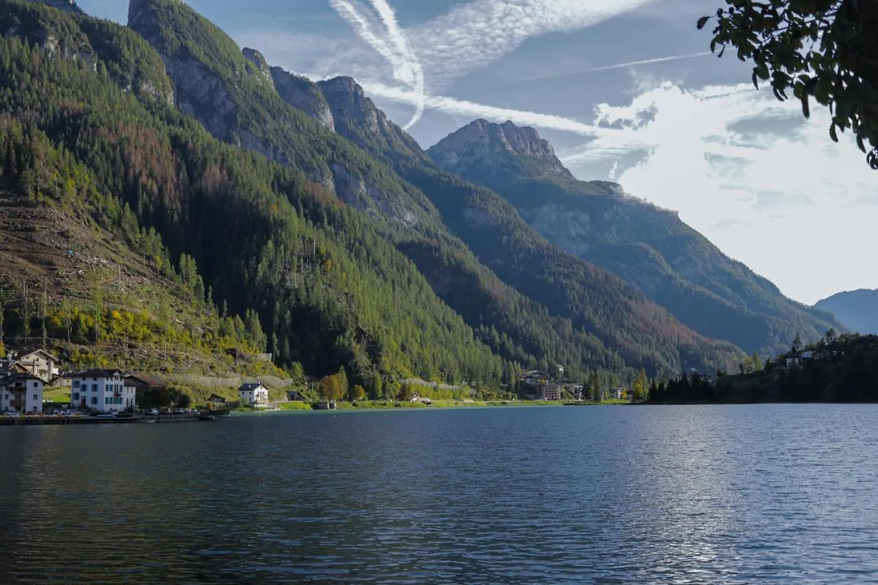 Una Civetta Sul Lago 阿莱盖 意大利