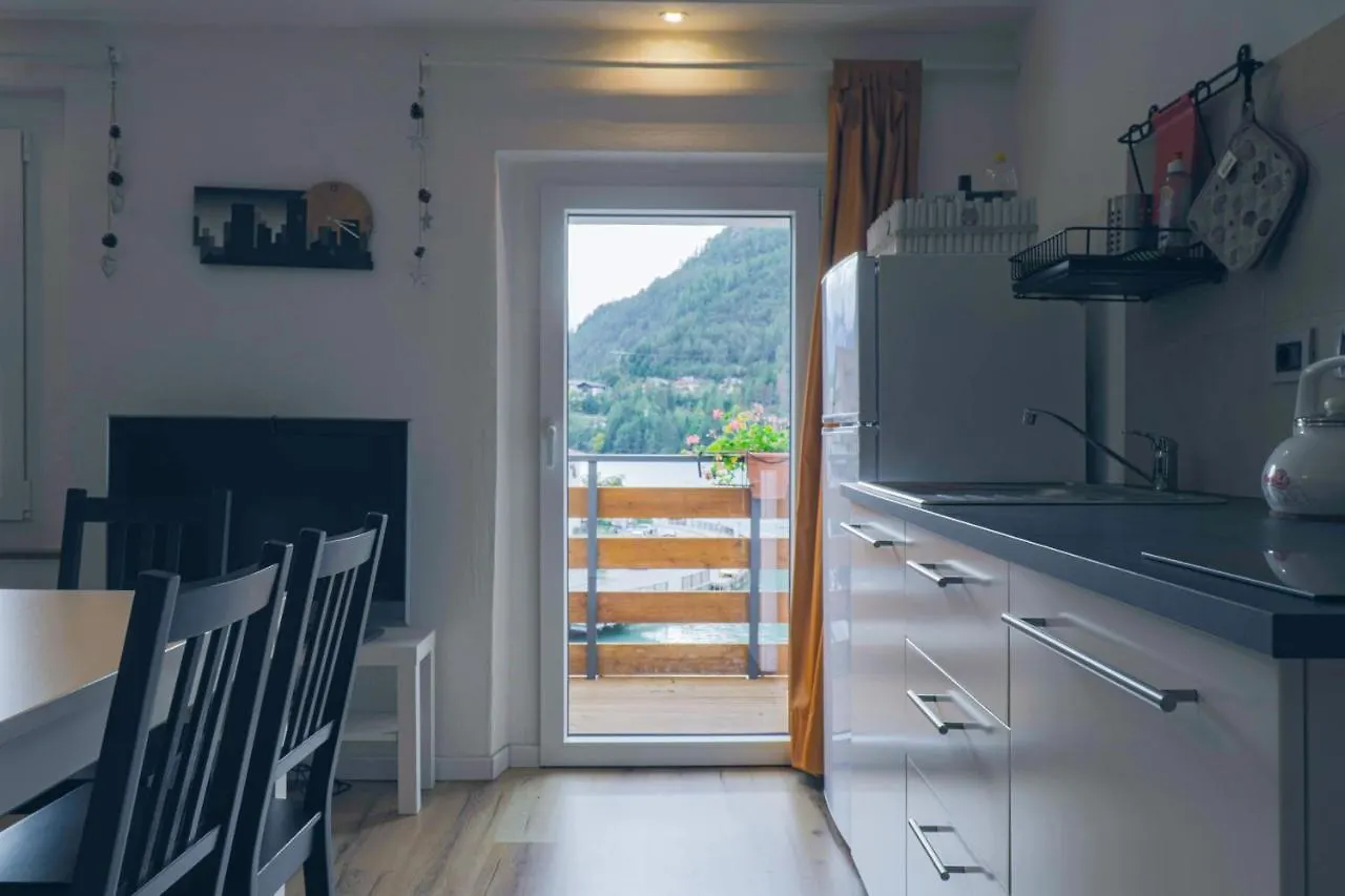 Una Civetta sul Lago Alleghe Italia